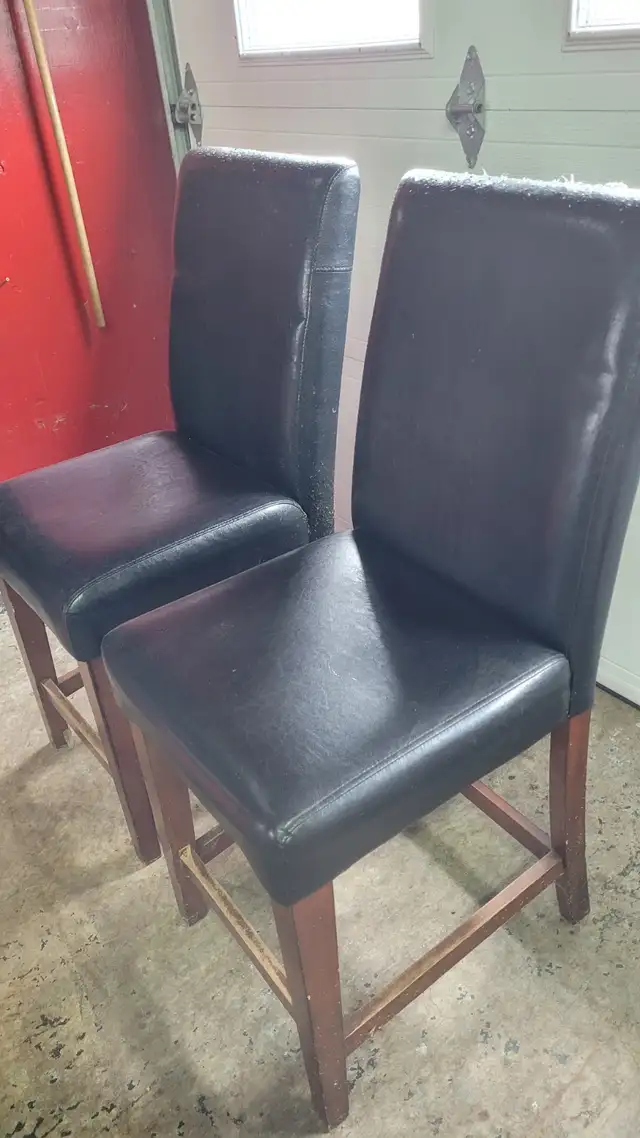 Table bistro   +  2 chaises in Other Tables in Trois-Rivières - Image 3