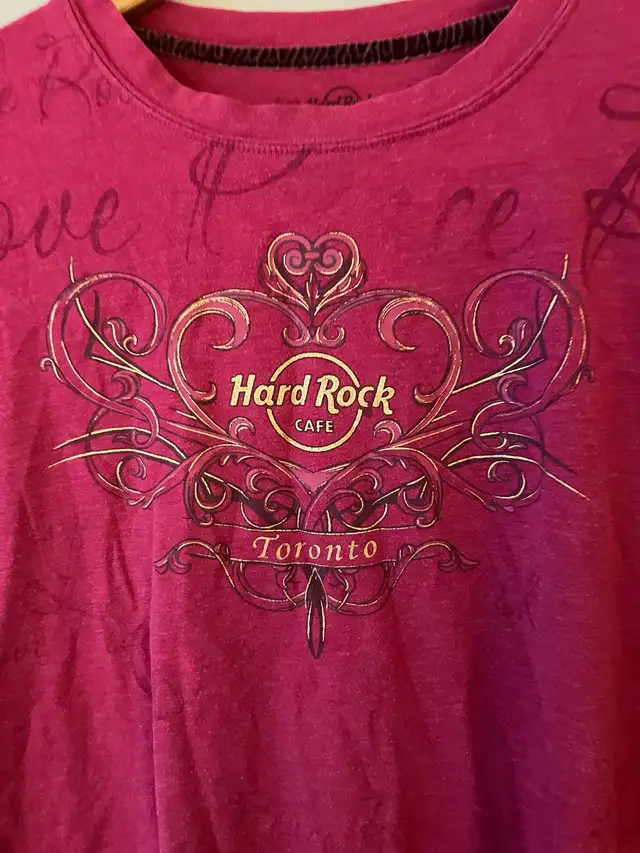 Hard Rock Cafe Toronto Fuchsia Graphic Short Sleeve T-Shirt XL in Women's - Tops & Outerwear in Winnipeg - Image 5