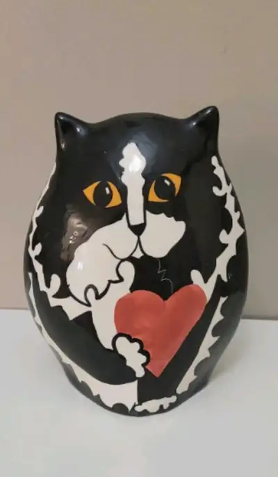Cat Vase by Nina Lyman 2001 7 inches tall In exvellent shape. Small flaw (white spot) on back nlby v...