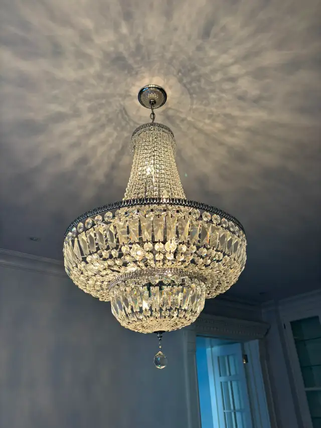 Crystorama Lighting Crystal Chandeliers (x2) in Indoor Lighting & Fans in City of Montréal - Image 2