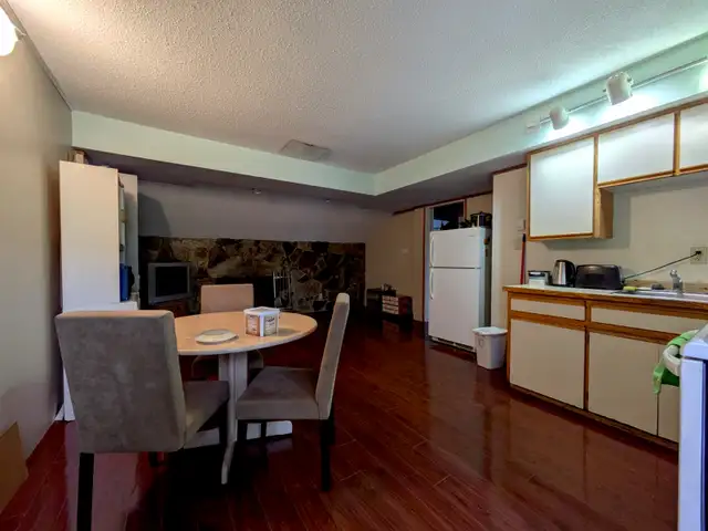 Private, Large Master Bedroom Near SFU in Room Rentals & Roommates in Burnaby/New Westminster - Image 8