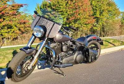• Two-Tone Charcoal Satin/Vivid Black Satin • 7013km (lady driven, stored indoor/heated, serviced re...