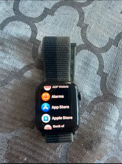 Apple Watch Space grey gps model 40 mm Good condition Slight scratch on the screen small Comes with...