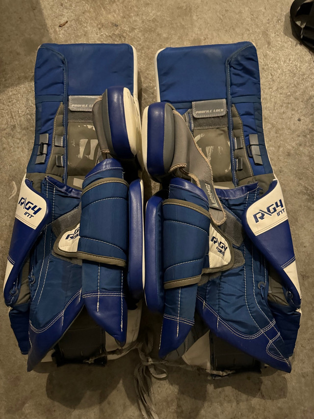 Goalie’s pads warrior r/g 4 int. Size 31+1 in Hockey in City of Toronto