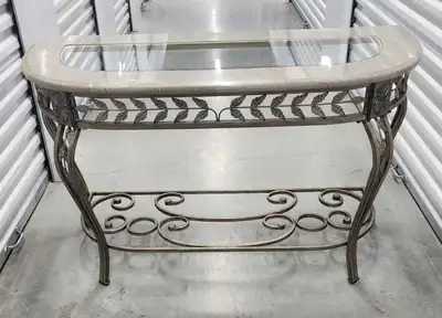 A perfect addition to any room! ️. -Great condition, - Metal base with decorative leaf accents, - Fa...