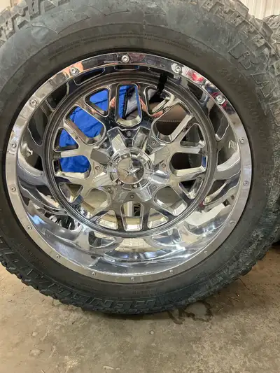 20x12 chromes wrapped in 35x12.5 rubber 1800 obo Need gone No patches or holes