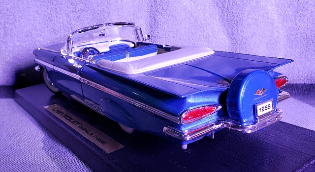 Road Legends 1959 Chevrolet Impala Convertible Blue 1:18 Diecast in Arts & Collectibles in Sarnia - Image 3