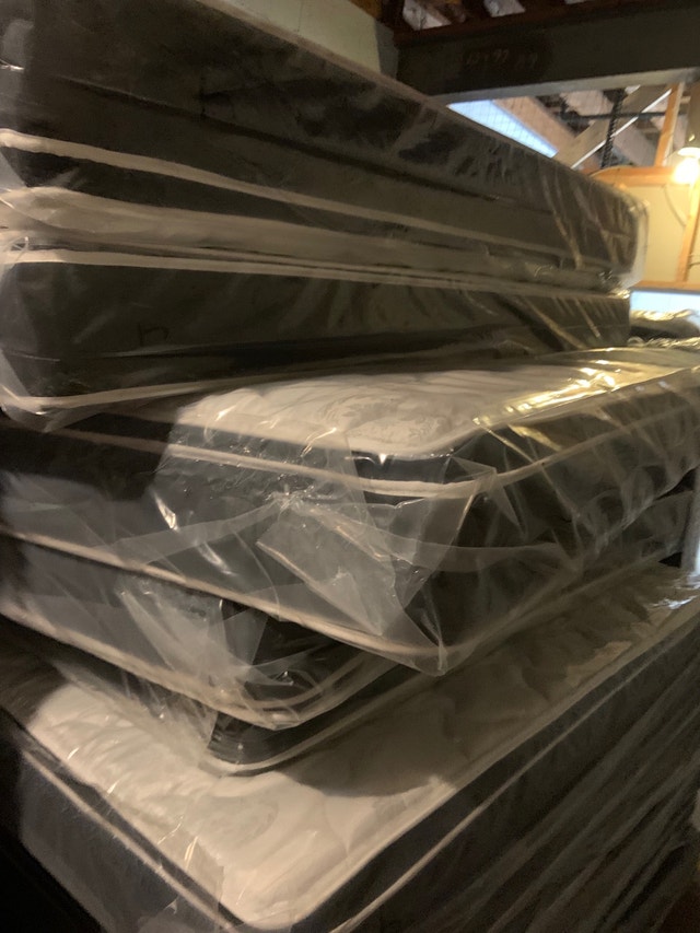 Brand New QUEEN PILLOWTOPS and FREE DELIVERY Beds & Mattresses City