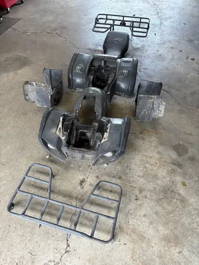 I’m selling a complete plastics set, fenders, footwells, seat, and racks. No cracks in the plastics/...