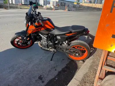 I'm selling my used 2018 KTM Duke 690, a thrilling naked bike with a punchy single-cylinder engine....