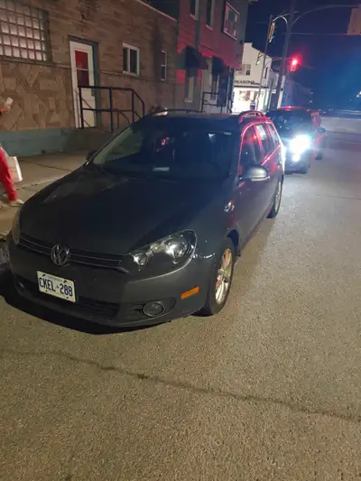 This is a used grey Volkswagen Golf Wagon, a versatile and reliable vehicle. While it's not brand ne...