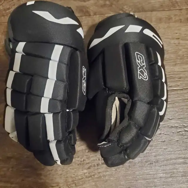 New 11" Jr. VIC Hockey Gloves  Kids Hockey Gloves  in Hockey in Barrie - Image 3