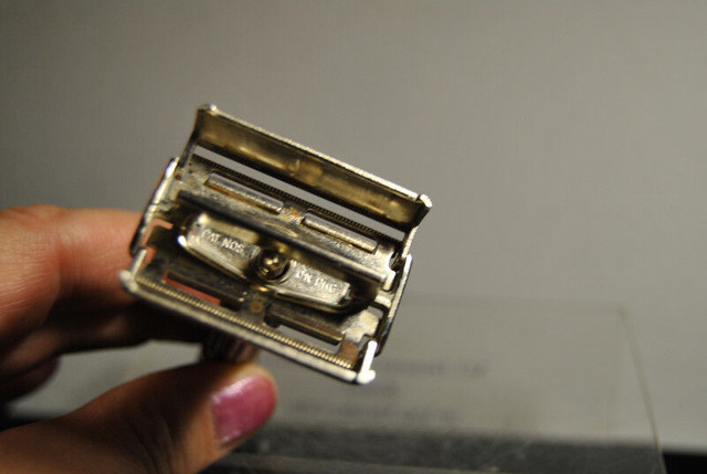 Vintage Gillette Adjustable Safety Razor 1-9 Fat Boy w/ Case USA in Arts & Collectibles in Vancouver - Image 3