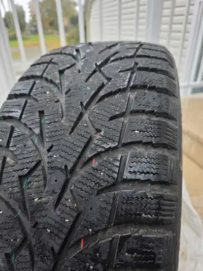 PNEUS D’HIVER TOYO 245/45R20 À VENDRE 650 $ ou meilleure offre raisonnable Valeur de 1 200 $ et plus...