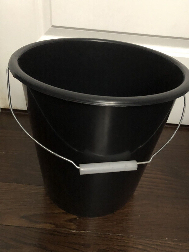 4 Small Plastic Buckets w/handle Dia:10.5” H: 10.5” $12 in Other in Markham / York Region - Image 3