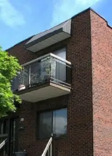 Beau et lumineux, l’appartement est situé au 2ᵉ étage d’un quadriplex dans un quartier résidentiel e...
