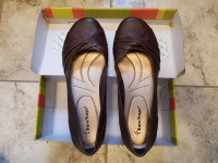 BRAND NEW brown flat shoes size 9