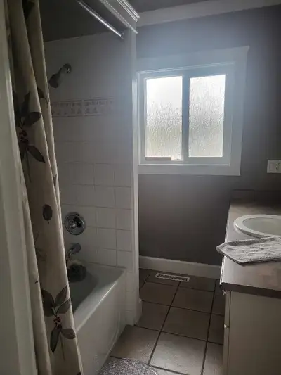 Safe quiet neighborhood Walk to Como Lake Shopping Mall in Central Coquitlam Shared upper level of h...