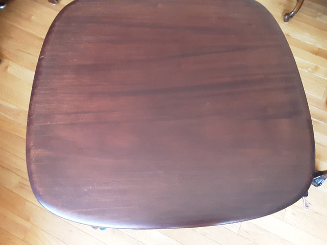 Table d'appoint en bois d'acajou,  24"×24"×24", en bon état dans Autres tables  à Sherbrooke - Image 3