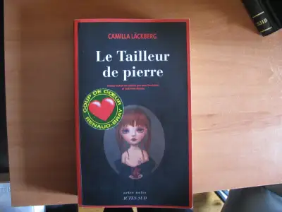 le tailleur de pierre roman de Camilla Läckberg en exc.condition pour $10.si intéressé(e) .pas de li...