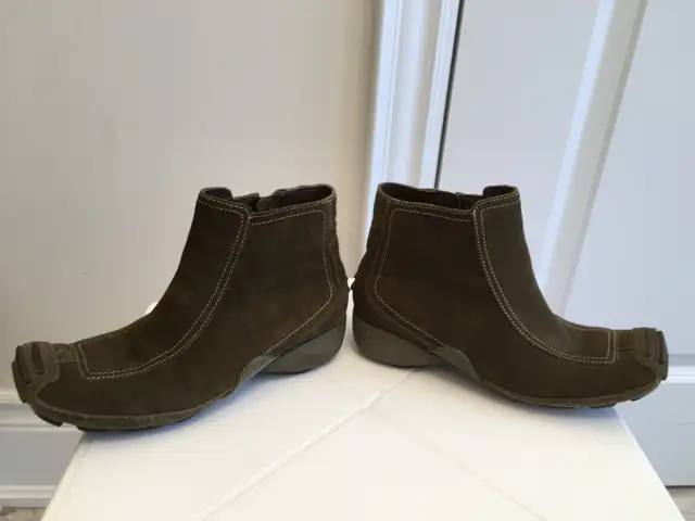 Privo Clarks Waterproof Leather Ankle Boots shoes Women size 6M in Women's - Shoes in Markham / York Region - Image 5