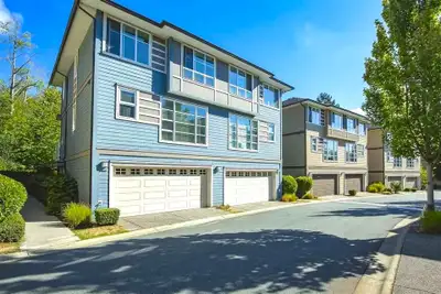 For Rent: 4 Bed 4 Bath Townhouse in South Surrey