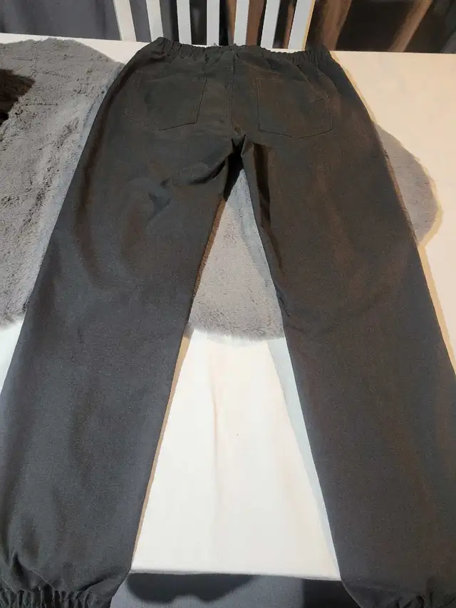 2 pantalons uniformes Collège Ville-Marie très petit adultes in Kids & Youth in City of Montréal - Image 5