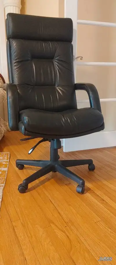 This is a executive black genuine leather office chair in great condition, paid 600+ for it a few ye...