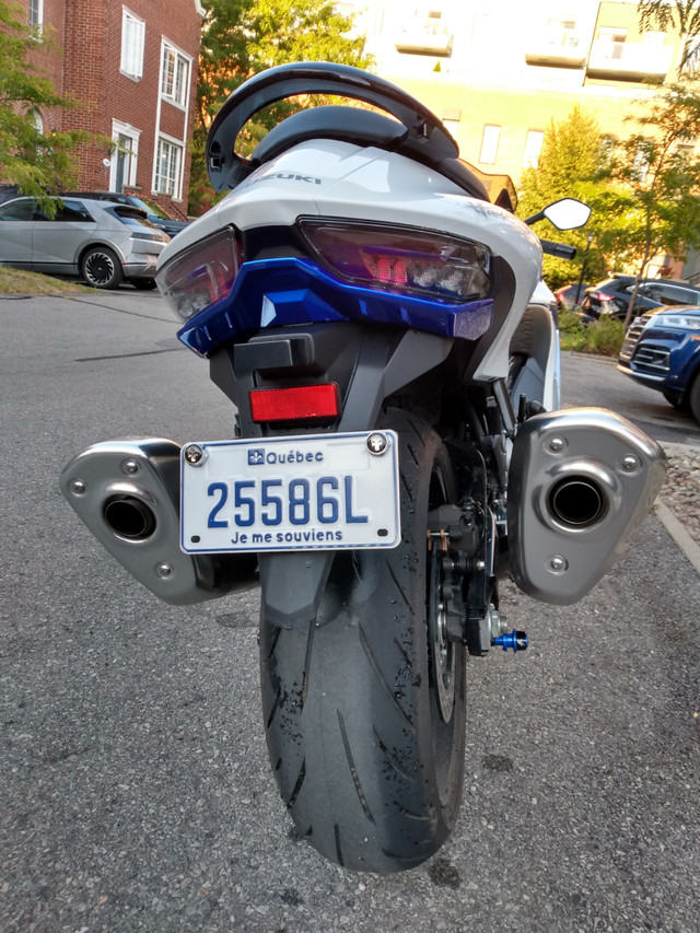 2023 Suzuki Hayabusa white/Blue dans Motos sport  à Ville de Montréal - Image 4