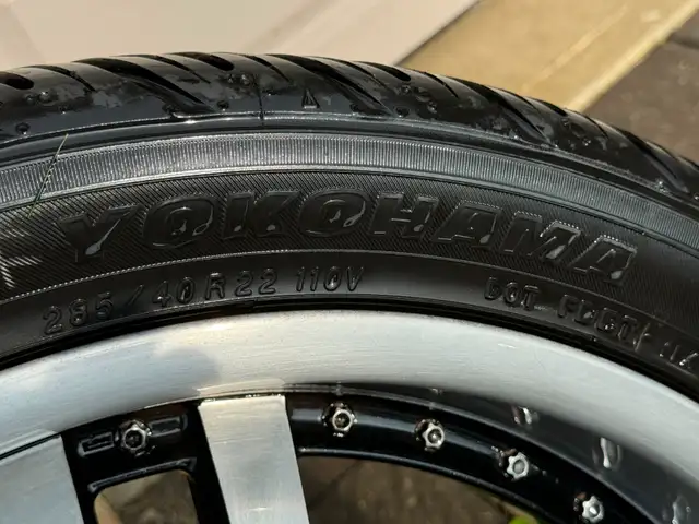 4 Rims and tires 22” with 275/40 R22 Yokohama Parada Spec-x in Tires & Rims in Markham / York Region - Image 4