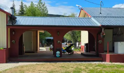 House(1300sqf) Rental(350sqf) 24x24 garage 5 acres 3 wells- farm service 2 greenhouse Barn/shop what...
