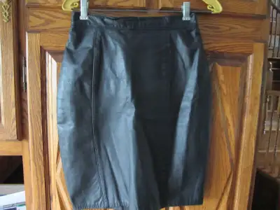 jupe de cuir noire gr.6, View more