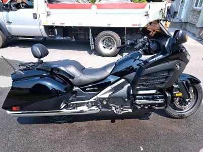 Vend ma Goldwing F6B noire avec 119000 km Toujours bien entretenue Plusieurs entretiens récents: -Fr...