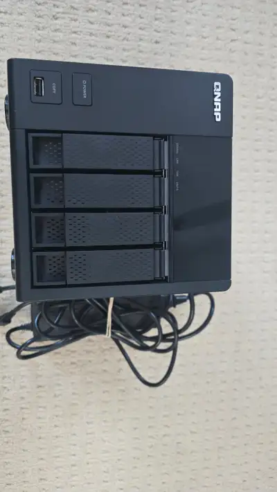 QNAP TS-420 NAS with 4x250GB Seagate Hard Drives I am selling my pre-owned QNAP TS-420 4-bay Network...