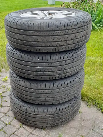 Set of 4 Pirelli Cinturato P8 235/65R17 rims included. Only 1 year old and used for 8 months. Fits m...