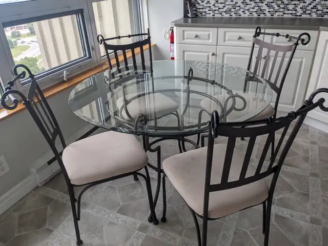 Glass Table and chairs62863728903298121