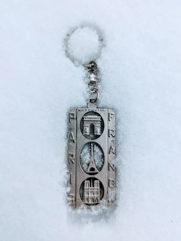 Paris - Made In France - Metal - Keychain in Arts & Collectibles in City of Montréal - Image 3