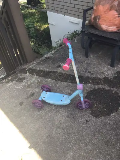 trottinette pour enfants propre et fonctionnel demande 20$, View more