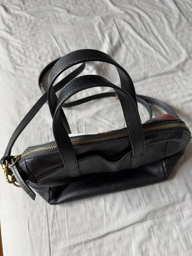 Woman's Hand Bag ( Fossil ) - Almost Brand New / Used only once in Women's - Bags & Wallets in City of Toronto - Image 3