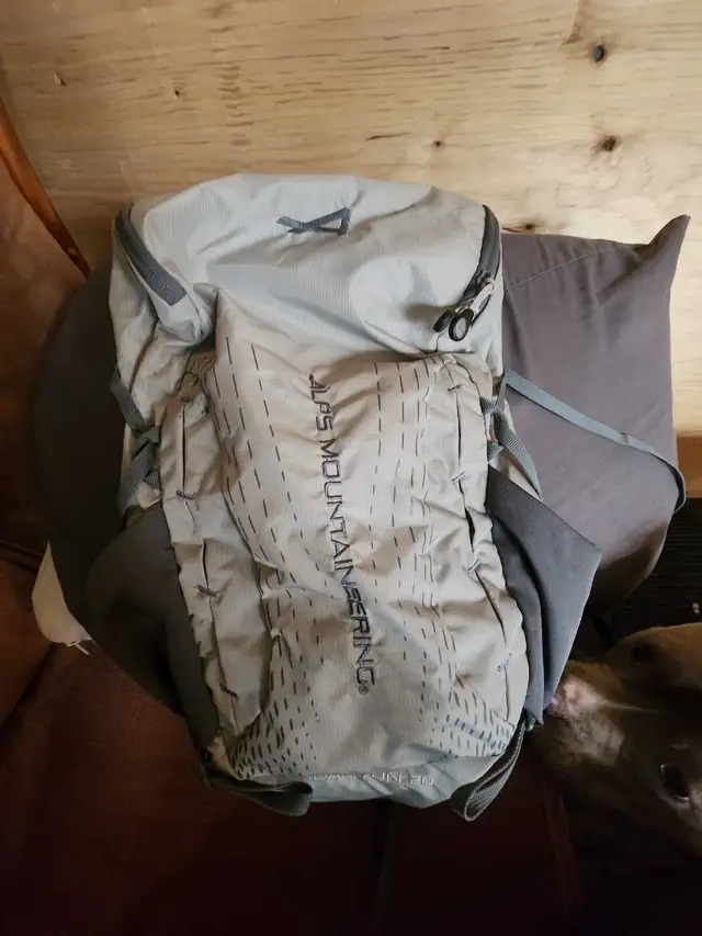 hiking backpack  in Fishing, Camping & Outdoors in Muskoka - Image 3