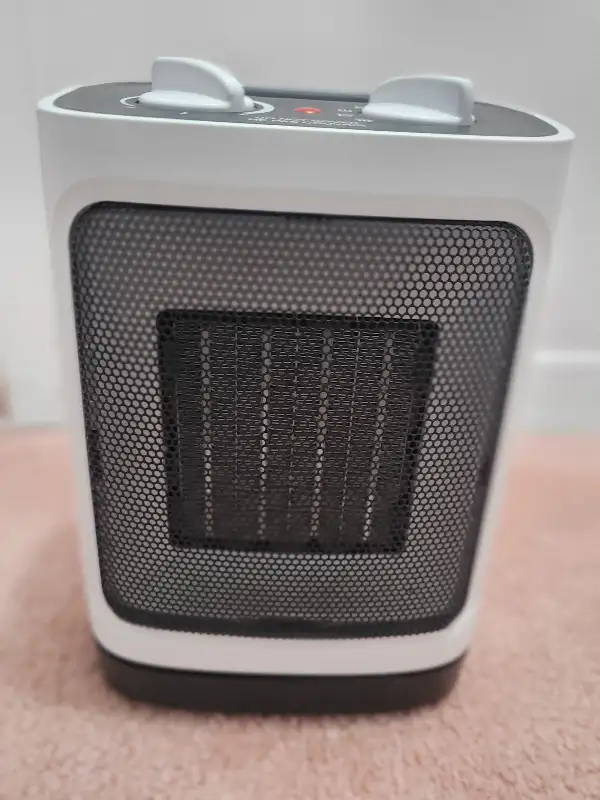 INTERTEK OSCILLATING CERAMIC HEATER in Heaters, Humidifiers & Dehumidifiers in Mississauga / Peel Region - Image 2