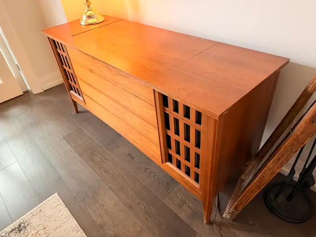 Vintage Clairtone Stereo Console – Mid-Century Modern
