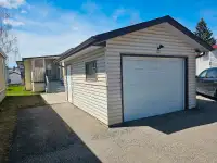 Well Maintained Mobile Home With A Garage