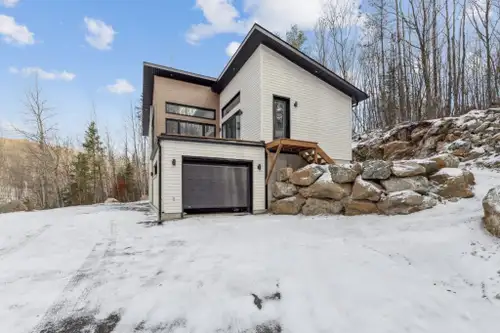 Découvrez cette magnifique maison moderne de style scandinave de 1962 pc, trois chambres au sous-sol...