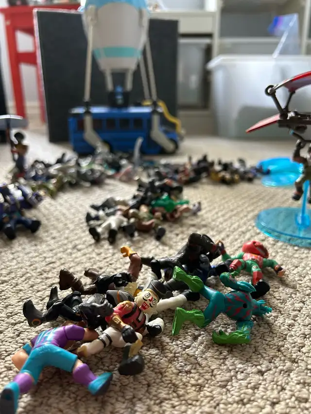Fortnite bus, 48 figurines and accessories  in Toys in Ottawa - Image 3