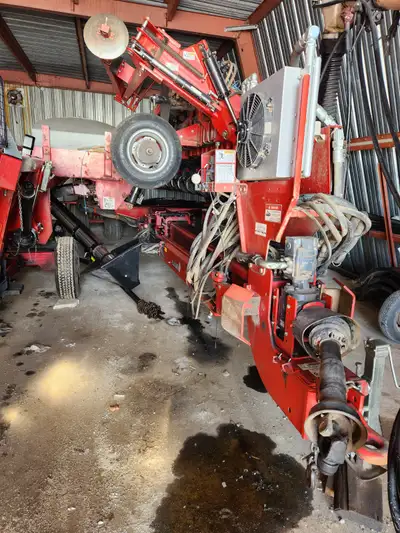 1240 12/23 planter Pneumatic down pressure Hydraulic drive with 4 section controls Disc openers repl...