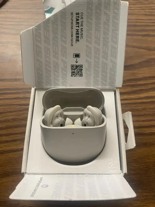 Bose QuietComfort Ultra Earbuds in Headphones in Mississauga / Peel Region - Image 5