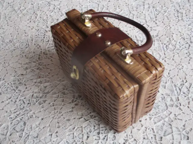 Vintage 1960s Basket Weave Style Purse in Women's - Bags & Wallets in New Glasgow - Image 3