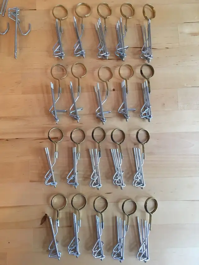 Lot 67 Crochets rideaux MÉTAL VINTAGE 4-Prong Curtain Hooks  in Windows, Doors & Trim in City of Montréal - Image 3