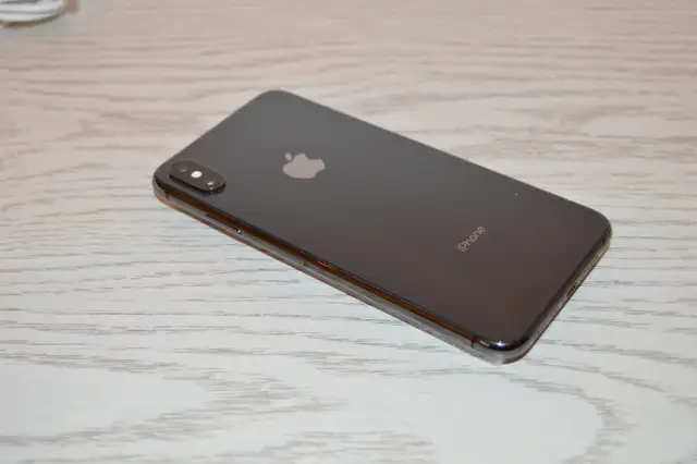 FIRM PRICE - Unlocked iPhone XS Max 256GB - Battery 80% Like New in Cell Phones in Markham / York Region - Image 5